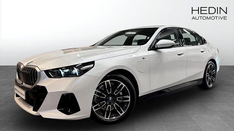 Vit Begagnad 2025 BMW 530 Comfort Edition Sedan | 628 700 kr - Bild 1/4