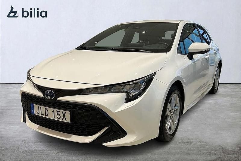 Vit Begagnad 2022 Toyota Corolla Hybrid Active Halvkombi | 234 900 kr (Bra pris) - Bild 1/3