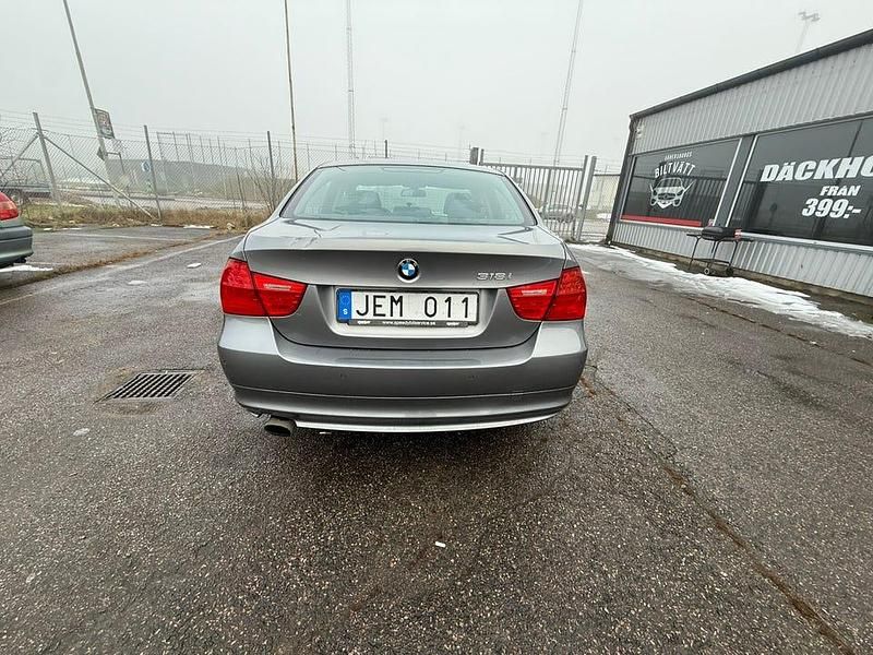 Begagnad BMW 318 143 HK (105 kW) 2009 Sedan