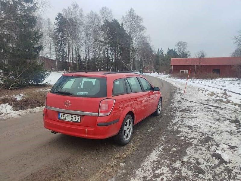 Begagnad Opel Astra 200 HK (147 kW) 2006 Röd behöver en polering