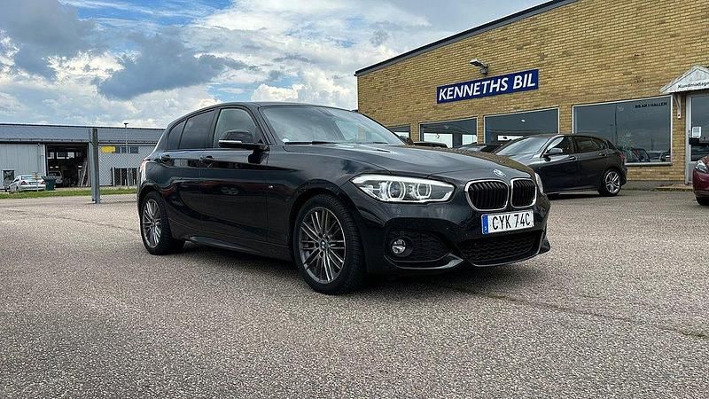 Svart Begagnad 2019 BMW 120 M Sport Halvkombi | 249 500 kr (Marknadspris) - Bild 1/4