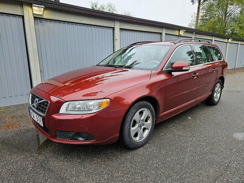 Röd Begagnad 2011 Volvo V70 Momentum Kombi | 85 000 kr (Bra pris) - Bild 1/4