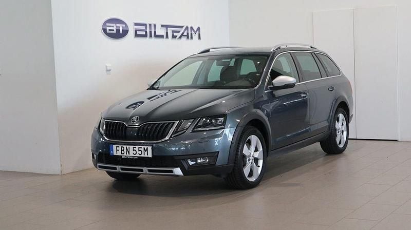 Grå Begagnad 2020 Skoda Octavia Scout Kombi | 234 900 kr (Marknadspris) - Bild 1/4