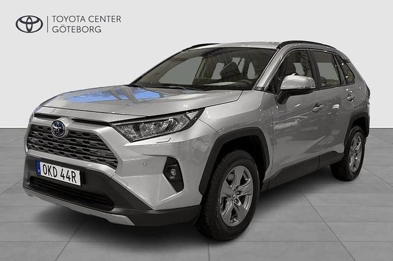Silver Ny 2025 Toyota RAV4 Hybrid Active SUV | 419 900 kr (Marknadspris) - Bild 1/4