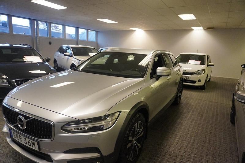 Silver Begagnad 2019 Volvo V90 CC Momentum Kombi | 264 000 kr (Marknadspris) - Bild 1/4