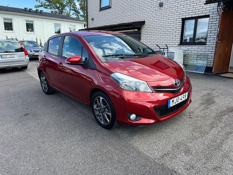 Röd Begagnad 2014 Toyota Yaris Edition Halvkombi | 89 900 kr (Marknadspris) - Bild 1/4