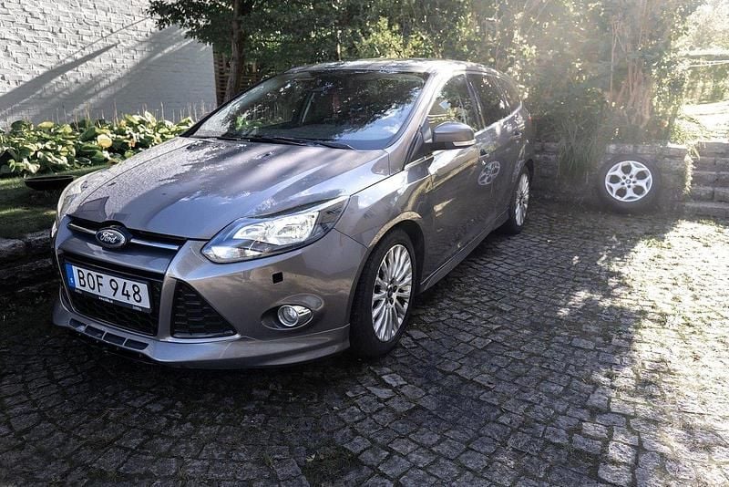 Brun Begagnad 2014 Ford Focus Titanium Kombi | 32 000 kr (Superpris) - Bild 1/4