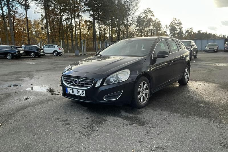 Svart Begagnad 2012 Volvo V60 Momentum Kombi | 49 000 kr (Marknadspris) - Bild 1/4