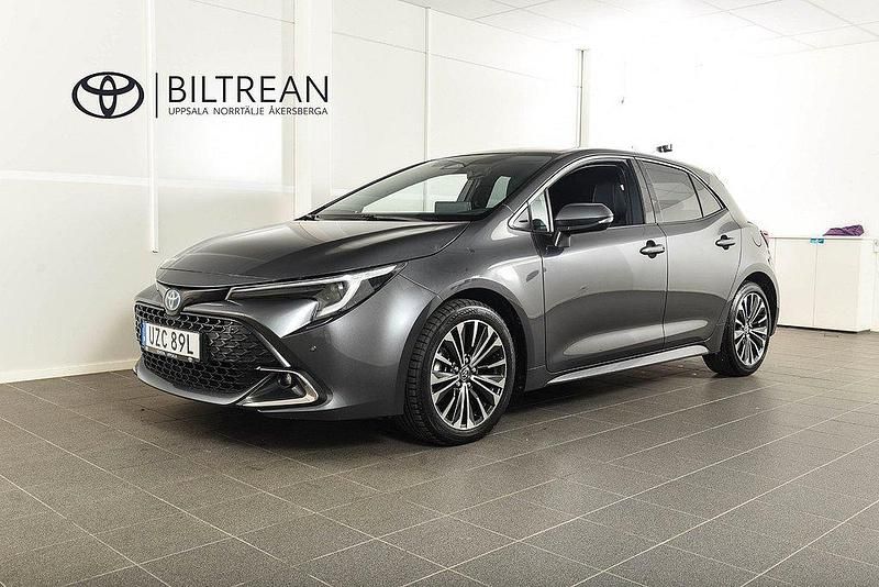 Mörkgrå Begagnad 2024 Toyota Corolla Style Halvkombi | 298 900 kr (Lite dyr) - Bild 1/4