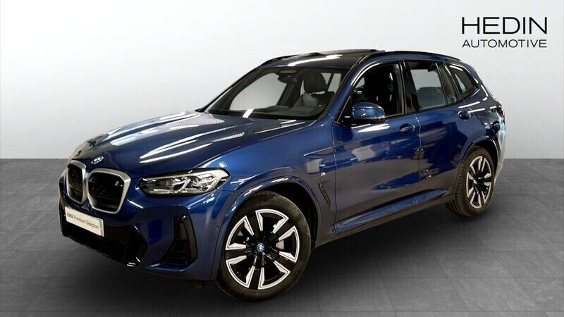 Blå (blue) Begagnad 2022 BMW iX3 M Sport SUV | 464 700 kr (Bra pris) - Bild 1/4
