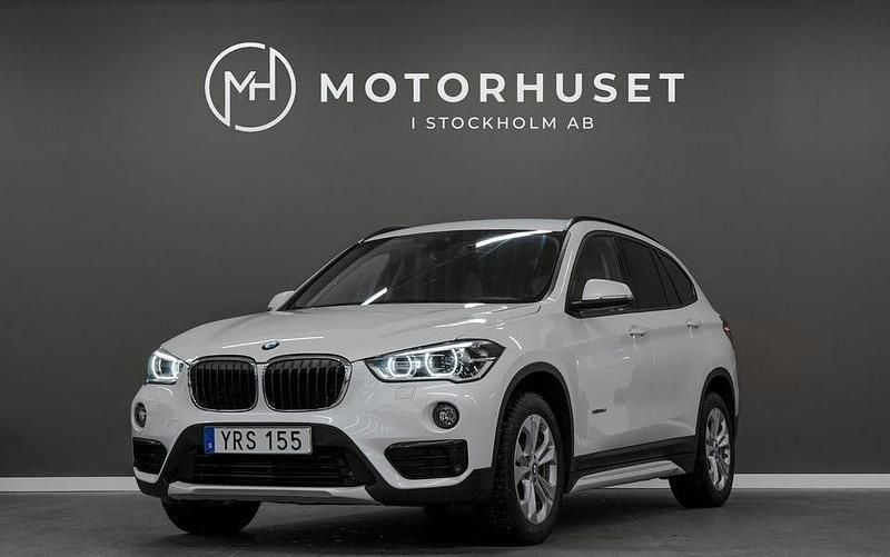 Vit Begagnad 2018 BMW X1 Sport Line SUV | 189 900 kr (Marknadspris) - Bild 1/4