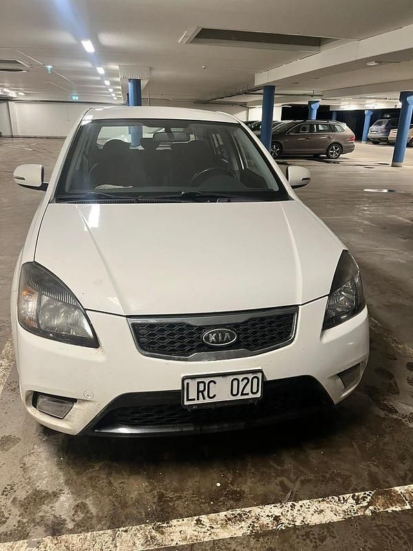 Vit Begagnad 2011 Kia Rio | 55 000 kr (Marknadspris) - Bild 1/4