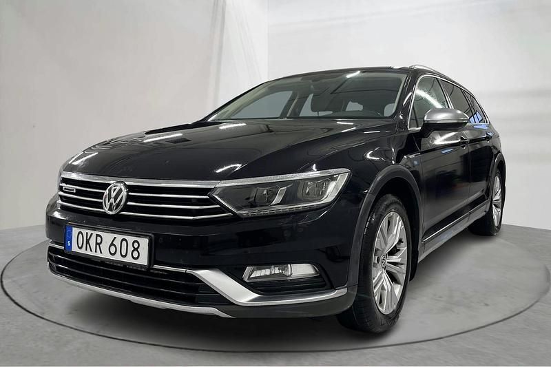 Svart Begagnad 2017 VW Passat Alltrack Executive Kombi | 159 000 kr (Superpris) - Bild 1/4