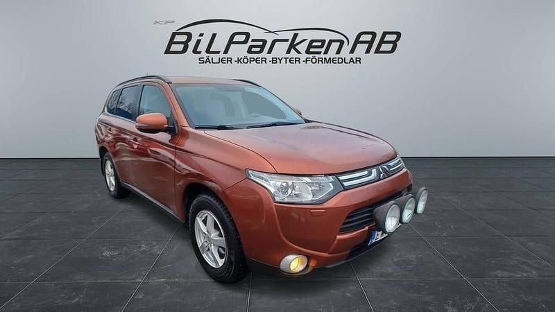 Begagnad Mitsubishi Outlander 150 HK (110 kW) 2013 Orange SUV