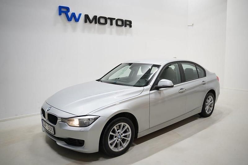 Begagnad BMW 318 143 HK (105 kW) 2012 Silver Sedan