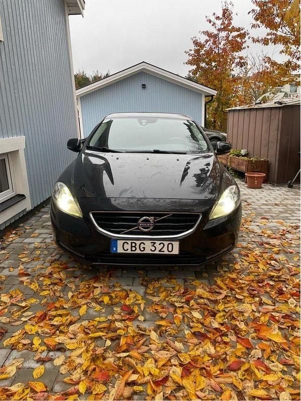 Sapphire black Begagnad 2014 Volvo V40 Momentum Kombi | 124 900 kr (Bra pris) - Bild 1/4