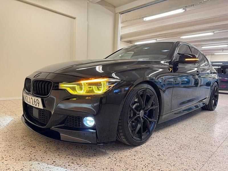 Svart Begagnad 2016 BMW 335 M Sport Sedan | 324 900 kr (Marknadspris) - Bild 1/4