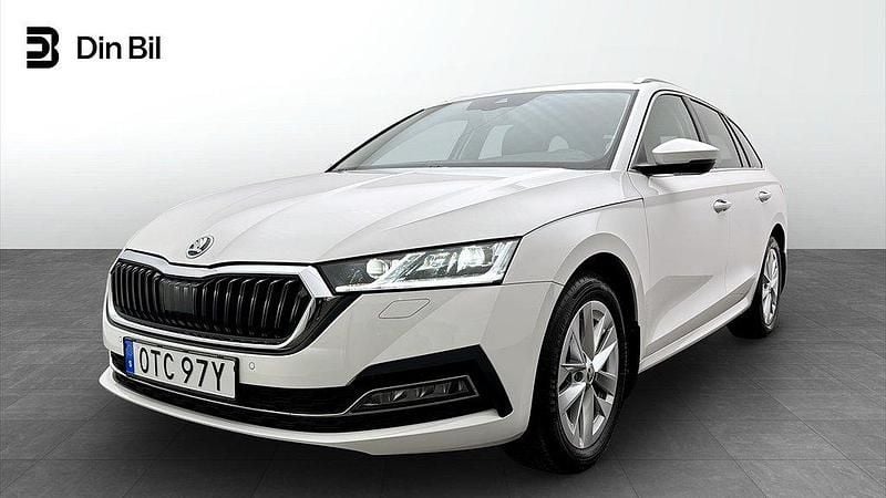 Vit (candy white) Begagnad 2023 Skoda Octavia Style Kombi | 322 900 kr (Marknadspris) - Bild 1/4