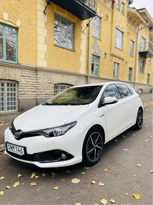 Vit Begagnad 2018 Toyota Auris Hybrid Halvkombi | 158 500 kr (Marknadspris) - Bild 1/4