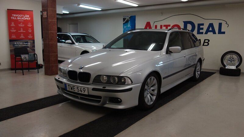 Ljusgrå Begagnad 2002 BMW 525 M Sport Kombi | 49 900 kr (Marknadspris) - Bild 1/4
