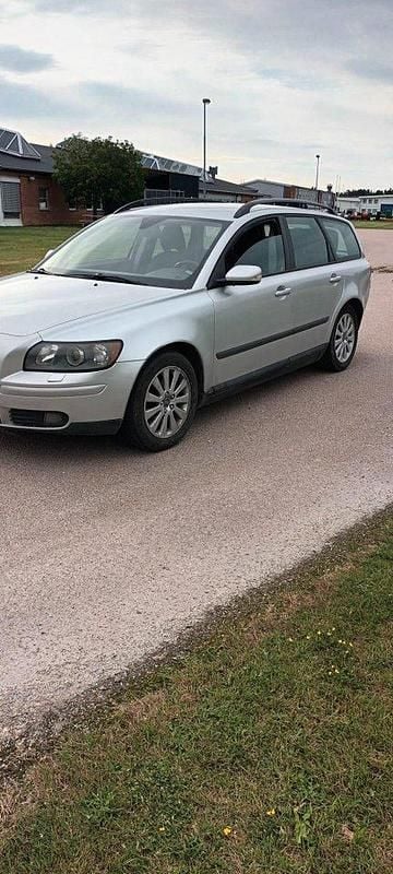 Grå Begagnad 2004 Volvo V50 Kombi | 18 000 kr - Bild 1/4