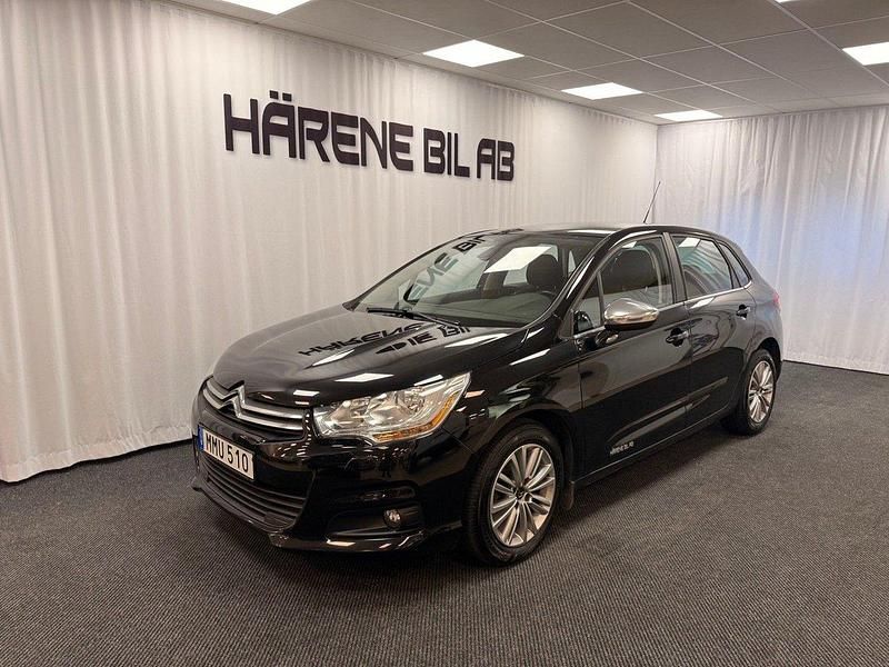 Blå (svartmet) Begagnad 2014 Citroën C4 Halvkombi | 89 900 kr (Lite dyr) - Bild 1/4
