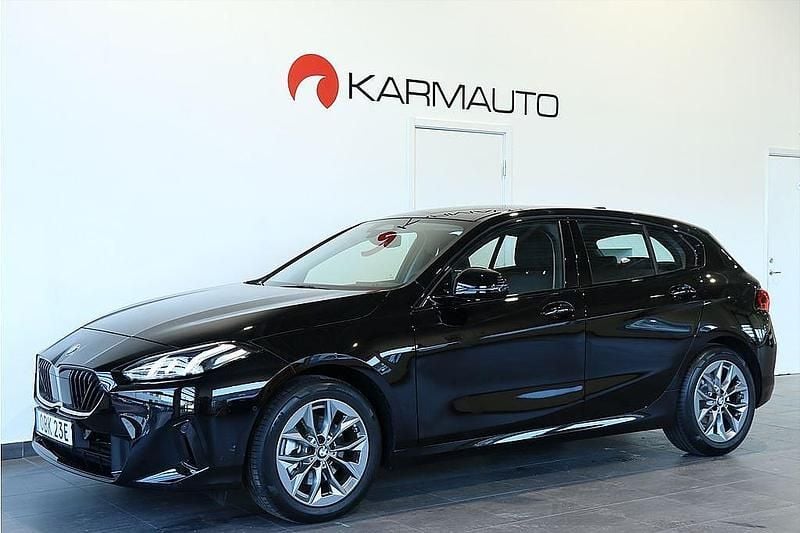 Svart Begagnad 2025 BMW 120 Shadowline Halvkombi | 349 900 kr (Bra pris) - Bild 1/4