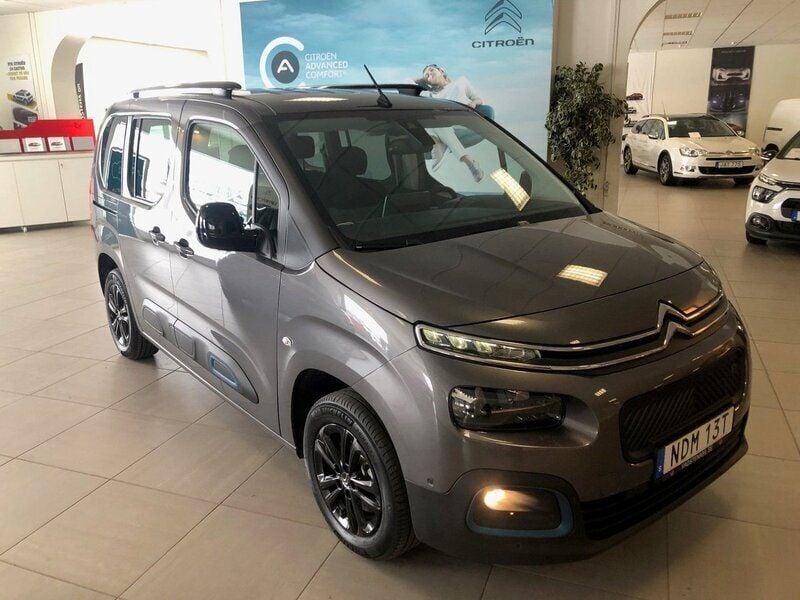 Grå (grå artense metallic) Begagnad 2022 Citroën e-Berlingo Shine Minibuss | 369 000 kr - Bild 1/4