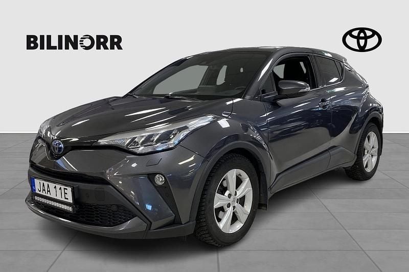 Mörkgrå Begagnad 2022 Toyota C-HR Edition SUV | 254 900 kr (Marknadspris) - Bild 1/3
