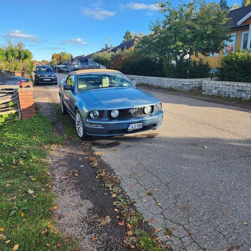 Blå Begagnad 2006 Ford Mustang GT Convertible Cab | 128 000 kr - Bild 1/3