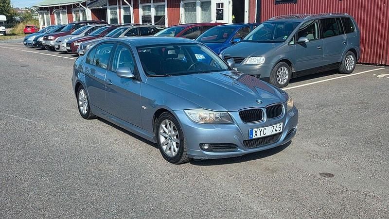 Ljusblå (blå) Begagnad 2009 BMW 318 Sedan | 59 900 kr (Marknadspris) - Bild 1/4