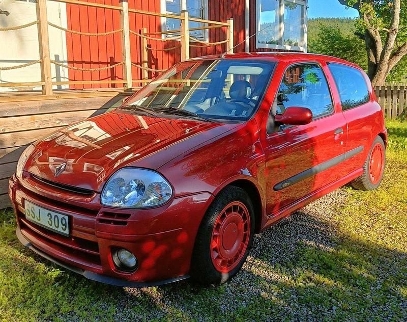 Röd Begagnad 2001 Renault Clio II R.S. Halvkombi | 39 900 kr - Bild 1/4