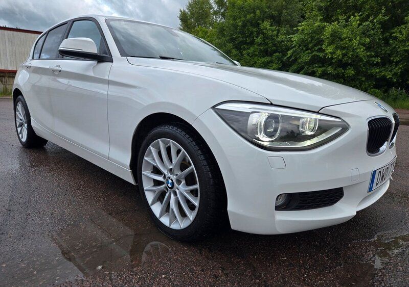 Vit Begagnad 2015 BMW 116 Halvkombi | 119 000 kr (Bra pris) - Bild 1/4