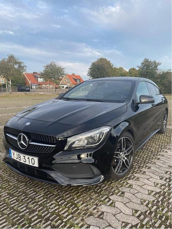 Svart Begagnad 2017 Mercedes CLA200 Shooting Brake AMG Kombi | 176 500 kr (Marknadspris) - Bild 1/4