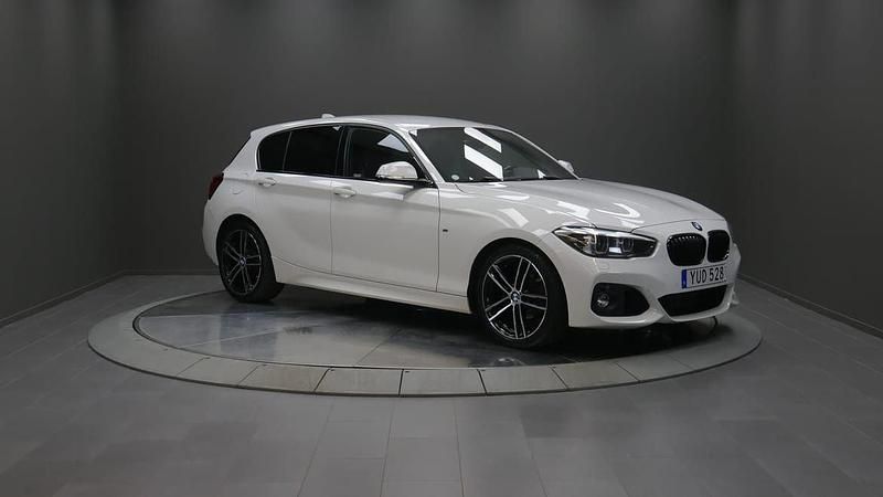 Vit Begagnad 2018 BMW 118 M Sport Halvkombi | 209 000 kr (Marknadspris) - Bild 1/4