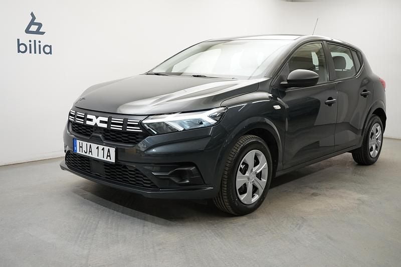 Grå Begagnad 2022 Dacia Sandero Essentiel Halvkombi | 124 900 kr (Marknadspris) - Bild 1/4