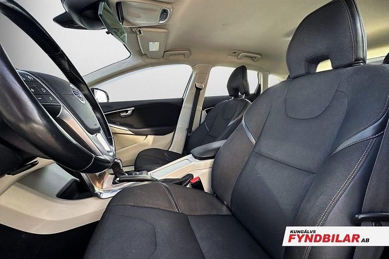 Begagnad Volvo V40 CC Momentum 114 HK (83 kW) 2014 Vit Kombi