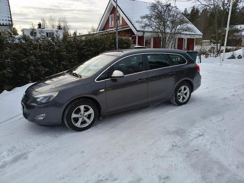 Begagnad Opel Astra 140 HK (102 kW) 2012 Mörkgrå Kombi