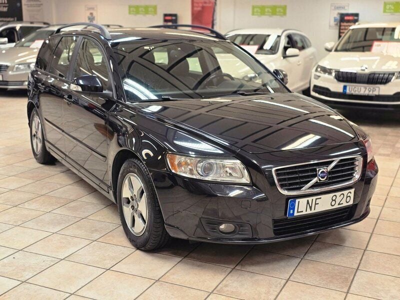 Svart Begagnad 2010 Volvo V50 Momentum Kombi | 59 900 kr (Marknadspris) - Bild 1/4