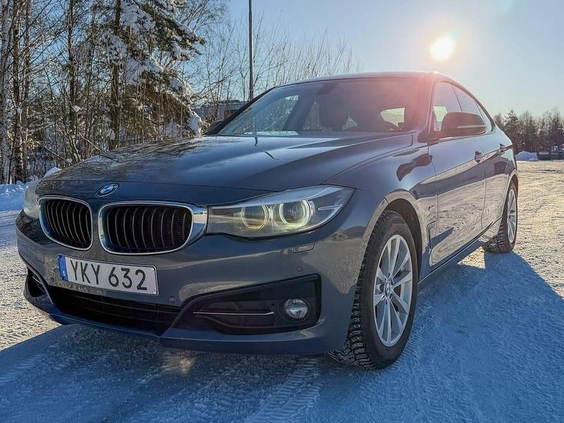 Begagnad 2017 BMW 320 Gran Turismo Sport Line Halvkombi | 168 000 kr (Dyr) - Bild 1/4