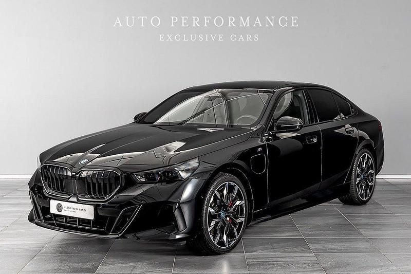 Svart Begagnad 2024 BMW 550e M Sport Sedan | 899 900 kr (Marknadspris) - Bild 1/4