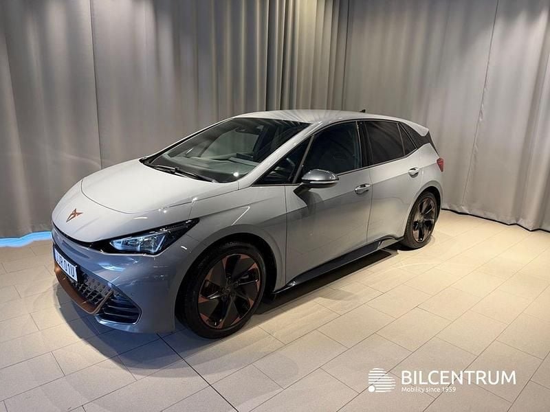 Ljusgrå (grå) Begagnad 2023 Cupra Born e-Boost Halvkombi | 279 900 kr (Marknadspris) - Bild 1/4