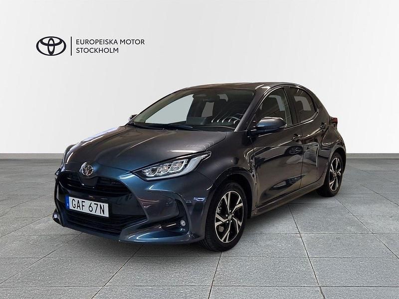 Mörkgrå (grå) Begagnad 2024 Toyota Yaris Hybrid Active Halvkombi | 249 900 kr (Lite dyr) - Bild 1/4