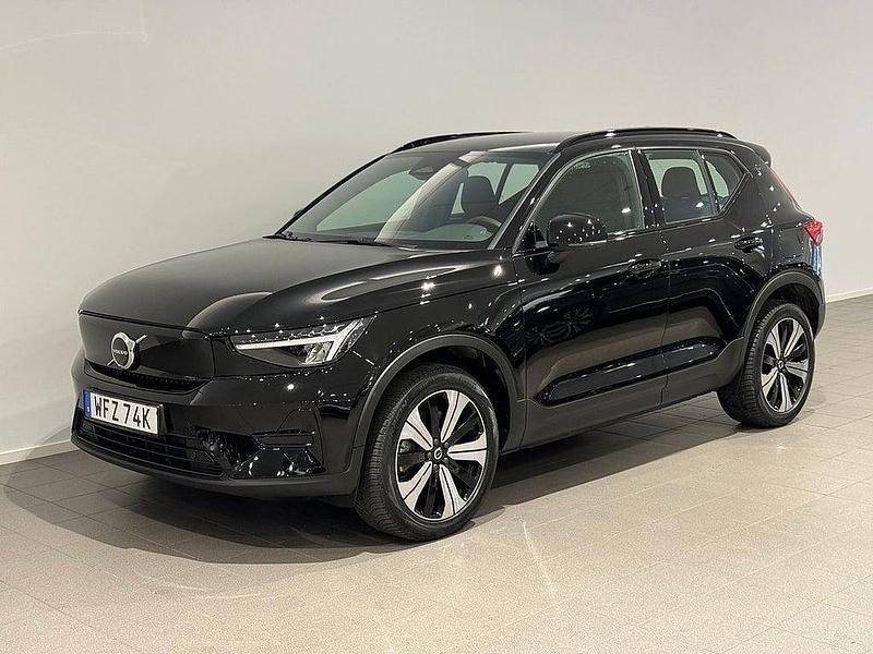 Svart Begagnad 2022 Volvo XC40 Core SUV | 339 500 kr - Bild 1/4