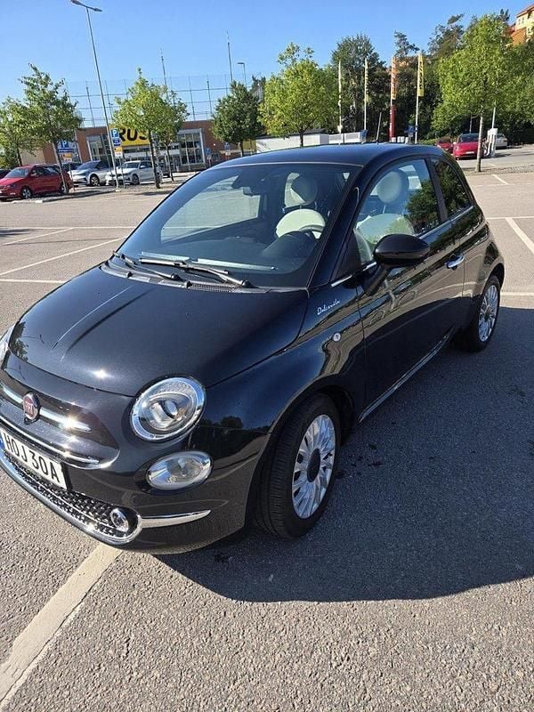 Svart Begagnad 2022 Fiat 500 Lounge Halvkombi | 129 000 kr (Marknadspris) - Bild 1/4