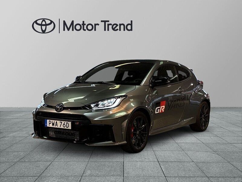 Silver Ny 2024 Toyota Yaris Halvkombi | 639 900 kr (Marknadspris) - Bild 1/4