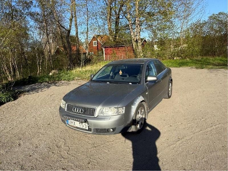 Grå Begagnad 2003 Audi A4 Comfort Sedan | 20 000 kr (Bra pris) - Bild 1/4