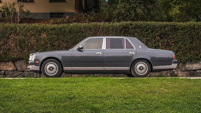 Grå Begagnad 2000 Toyota Century Sedan | 149 000 kr - Bild 1/4