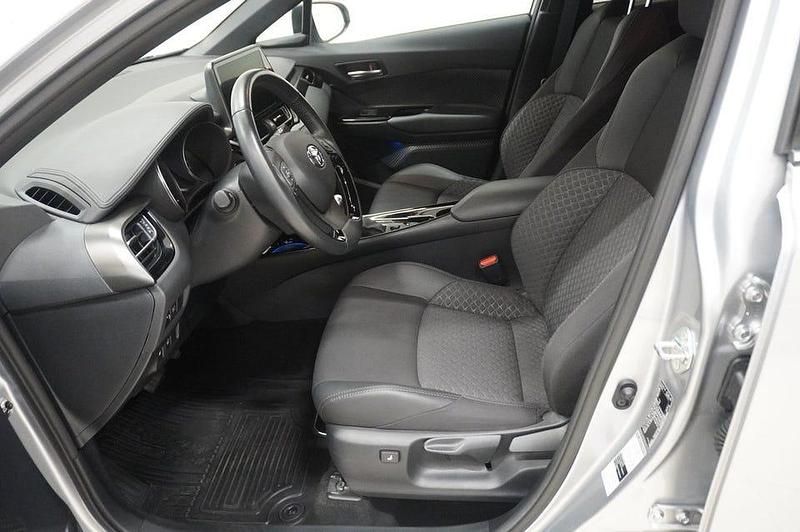 Begagnad Toyota C-HR Executive 184 HK (135 kW) 2022 Silver SUV