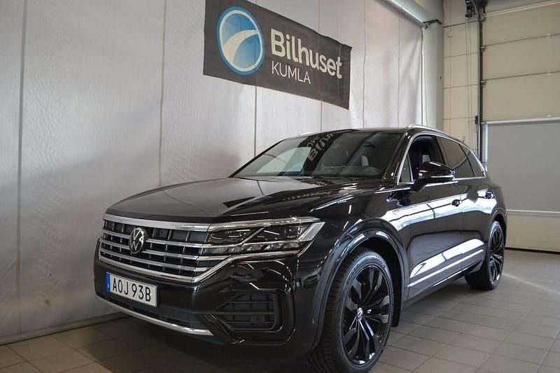 Svart Begagnad 2021 VW Touareg R-line SUV | 499 000 kr (Marknadspris) - Bild 1/4